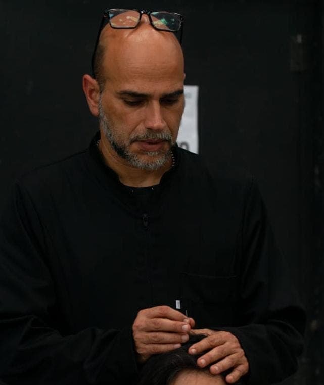 Prof. Thomaz Enlazador, criador da Acupuntura Cannábica®, acupunturista integrativo CEATA-SP, realizando sessão de acupuntura