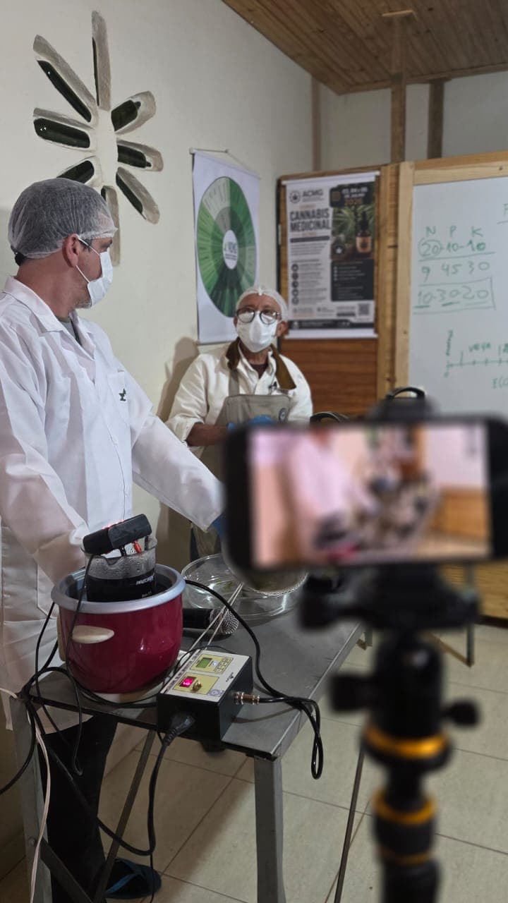 Aula prática de extração de óleo de cannabis medicinal com equipamento de laboratório