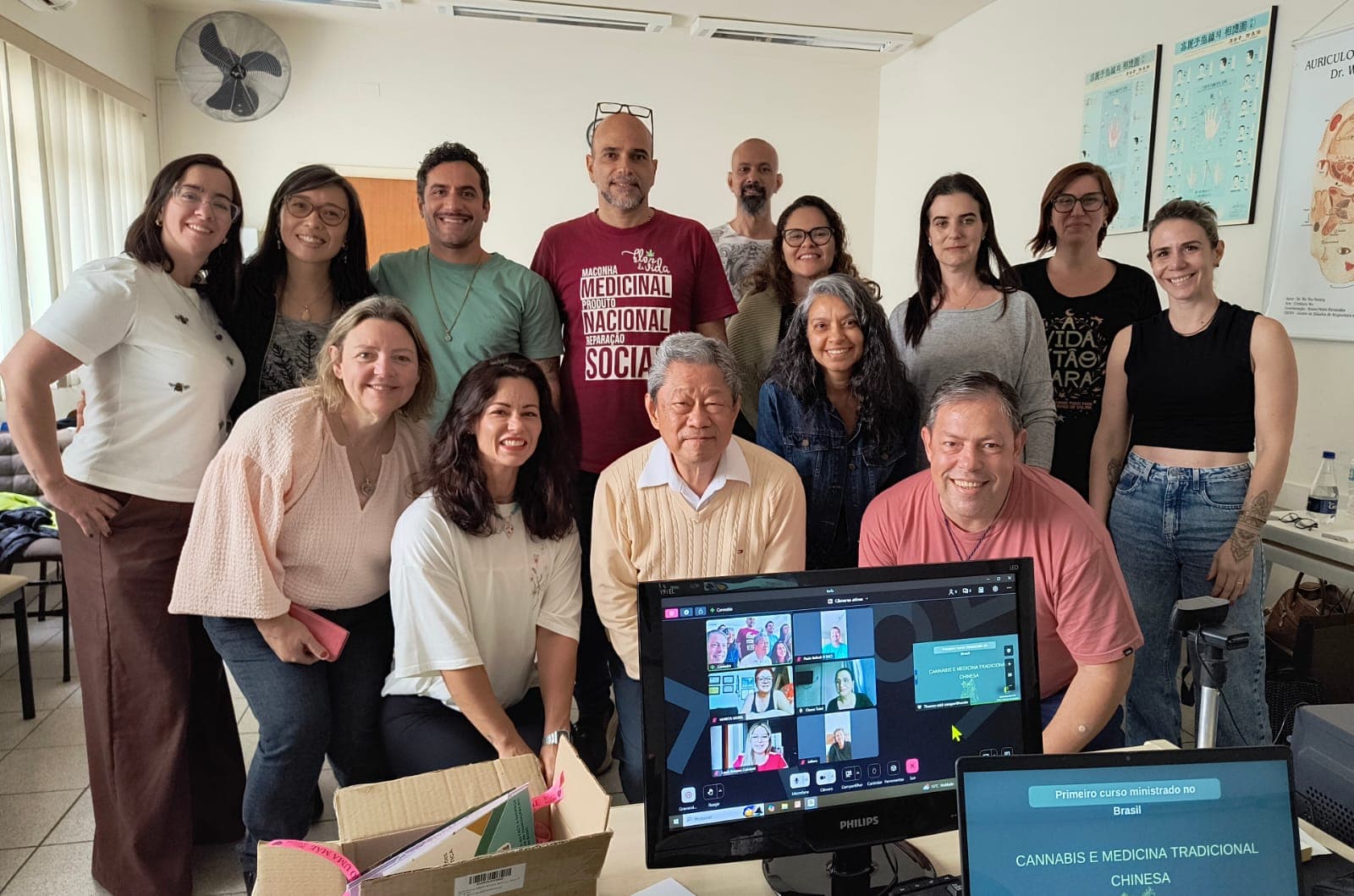 Turma do primeiro curso de Cannabis e Medicina Tradicional Chinesa ministrado no Brasil, com o Prof. Thomaz Enlazador e alunos presenciais e online